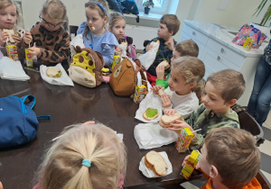 Na zdjęciu widać dzieci na warsztatach u okulisty.