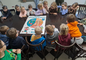 Na zdjęciu widać dzieci na warsztatach u okulisty.