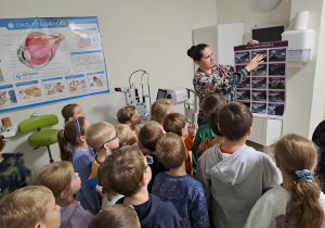 Na zdjęciu widać dzieci na warsztatach u okulisty.