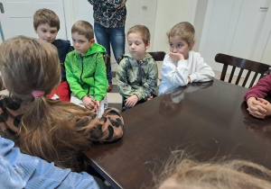 Na zdjęciu widać dzieci na warsztatach u okulisty.