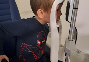 Na zdjęciu widać dzieci na warsztatach u okulisty.