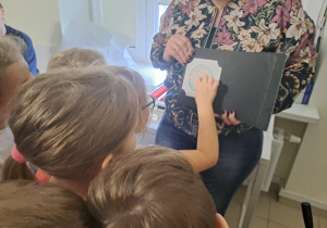 Na zdjęciu widać dzieci na warsztatach u okulisty.