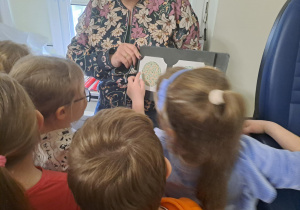 Na zdjęciu widać dzieci na warsztatach u okulisty.