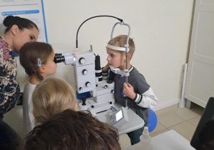 Na zdjęciu widać dzieci na warsztatach u okulisty.