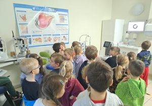 Na zdjęciu widać dzieci na warsztatach u okulisty.