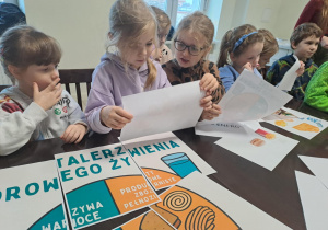 Na zdjęciu widać dzieci na warsztatach u okulisty.