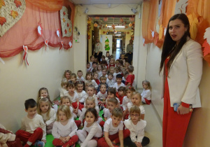 Na zdjęciu widać dzieci na uroczystości.W naszym przedszkolu w dniu 12 Listopada obchodziliśmy Święto Odzyskania przez Polskę Niepodległości.