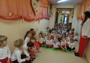 Na zdjęciu widać dzieci na uroczystości.W naszym przedszkolu w dniu 12 Listopada obchodziliśmy Święto Odzyskania przez Polskę Niepodległości.