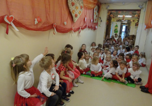 Na zdjęciu widać dzieci na uroczystości.W naszym przedszkolu w dniu 12 Listopada obchodziliśmy Święto Odzyskania przez Polskę Niepodległości.