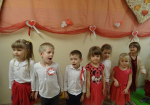 Na zdjęciu widać dzieci na uroczystości.W naszym przedszkolu w dniu 12 Listopada obchodziliśmy Święto Odzyskania przez Polskę Niepodległości.