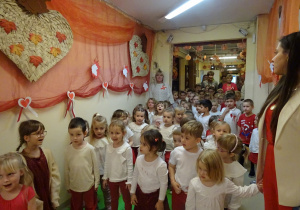 Na zdjęciu widać dzieci na uroczystości.W naszym przedszkolu w dniu 12 Listopada obchodziliśmy Święto Odzyskania przez Polskę Niepodległości.