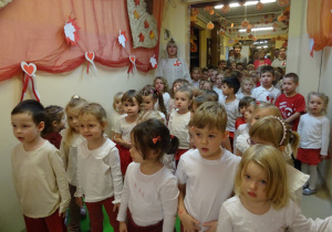 Na zdjęciu widać dzieci na uroczystości.W naszym przedszkolu w dniu 12 Listopada obchodziliśmy Święto Odzyskania przez Polskę Niepodległości.