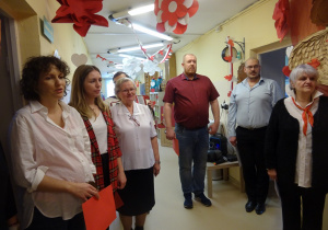 Na zdjęciu widać dzieci na uroczystości.W naszym przedszkolu w dniu 12 Listopada obchodziliśmy Święto Odzyskania przez Polskę Niepodległości.