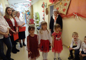 Na zdjęciu widać dzieci na uroczystości.W naszym przedszkolu w dniu 12 Listopada obchodziliśmy Święto Odzyskania przez Polskę Niepodległości.