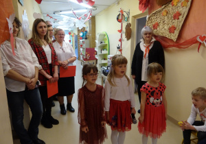 Na zdjęciu widać dzieci na uroczystości.W naszym przedszkolu w dniu 12 Listopada obchodziliśmy Święto Odzyskania przez Polskę Niepodległości.