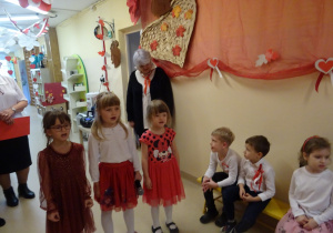 Na zdjęciu widać dzieci na uroczystości.W naszym przedszkolu w dniu 12 Listopada obchodziliśmy Święto Odzyskania przez Polskę Niepodległości.