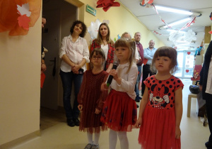 Na zdjęciu widać dzieci na uroczystości.W naszym przedszkolu w dniu 12 Listopada obchodziliśmy Święto Odzyskania przez Polskę Niepodległości.