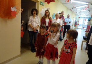 Na zdjęciu widać dzieci na uroczystości.W naszym przedszkolu w dniu 12 Listopada obchodziliśmy Święto Odzyskania przez Polskę Niepodległości.