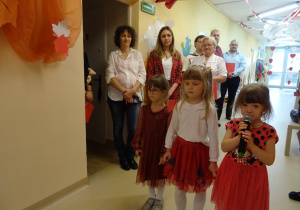 Na zdjęciu widać dzieci na uroczystości.W naszym przedszkolu w dniu 12 Listopada obchodziliśmy Święto Odzyskania przez Polskę Niepodległości.