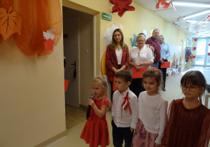 Na zdjęciu widać dzieci na uroczystości.W naszym przedszkolu w dniu 12 Listopada obchodziliśmy Święto Odzyskania przez Polskę Niepodległości.