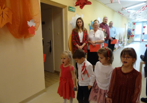 Na zdjęciu widać dzieci na uroczystości.W naszym przedszkolu w dniu 12 Listopada obchodziliśmy Święto Odzyskania przez Polskę Niepodległości.