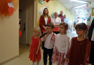 Na zdjęciu widać dzieci na uroczystości.W naszym przedszkolu w dniu 12 Listopada obchodziliśmy Święto Odzyskania przez Polskę Niepodległości.