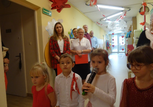 Na zdjęciu widać dzieci na uroczystości.W naszym przedszkolu w dniu 12 Listopada obchodziliśmy Święto Odzyskania przez Polskę Niepodległości.