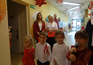 Na zdjęciu widać dzieci na uroczystości.W naszym przedszkolu w dniu 12 Listopada obchodziliśmy Święto Odzyskania przez Polskę Niepodległości.