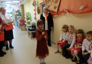 Na zdjęciu widać dzieci na uroczystości.W naszym przedszkolu w dniu 12 Listopada obchodziliśmy Święto Odzyskania przez Polskę Niepodległości.