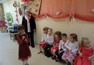 Na zdjęciu widać dzieci na uroczystości.W naszym przedszkolu w dniu 12 Listopada obchodziliśmy Święto Odzyskania przez Polskę Niepodległości.