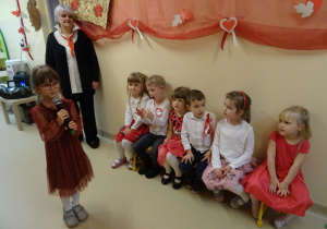 Na zdjęciu widać dzieci na uroczystości.W naszym przedszkolu w dniu 12 Listopada obchodziliśmy Święto Odzyskania przez Polskę Niepodległości.