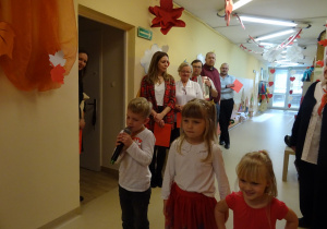 Na zdjęciu widać dzieci na uroczystości.W naszym przedszkolu w dniu 12 Listopada obchodziliśmy Święto Odzyskania przez Polskę Niepodległości.