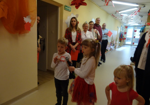 Na zdjęciu widać dzieci na uroczystości.W naszym przedszkolu w dniu 12 Listopada obchodziliśmy Święto Odzyskania przez Polskę Niepodległości.