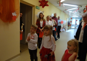 Na zdjęciu widać dzieci na uroczystości.W naszym przedszkolu w dniu 12 Listopada obchodziliśmy Święto Odzyskania przez Polskę Niepodległości.