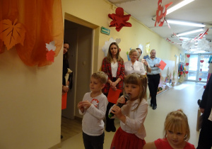 Na zdjęciu widać dzieci na uroczystości.W naszym przedszkolu w dniu 12 Listopada obchodziliśmy Święto Odzyskania przez Polskę Niepodległości.