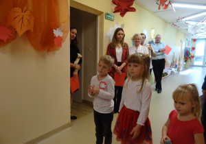 Na zdjęciu widać dzieci na uroczystości.W naszym przedszkolu w dniu 12 Listopada obchodziliśmy Święto Odzyskania przez Polskę Niepodległości.