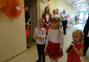 Na zdjęciu widać dzieci na uroczystości.W naszym przedszkolu w dniu 12 Listopada obchodziliśmy Święto Odzyskania przez Polskę Niepodległości.