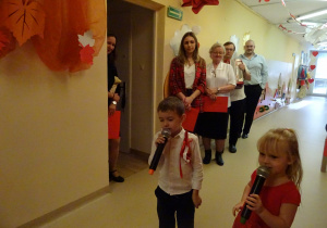 Na zdjęciu widać dzieci na uroczystości.W naszym przedszkolu w dniu 12 Listopada obchodziliśmy Święto Odzyskania przez Polskę Niepodległości.