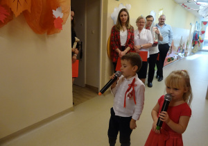 Na zdjęciu widać dzieci na uroczystości.W naszym przedszkolu w dniu 12 Listopada obchodziliśmy Święto Odzyskania przez Polskę Niepodległości.
