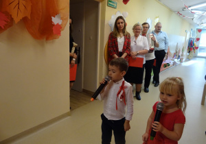 Na zdjęciu widać dzieci na uroczystości.W naszym przedszkolu w dniu 12 Listopada obchodziliśmy Święto Odzyskania przez Polskę Niepodległości.