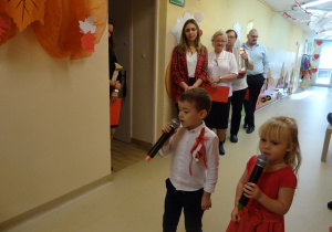 Na zdjęciu widać dzieci na uroczystości.W naszym przedszkolu w dniu 12 Listopada obchodziliśmy Święto Odzyskania przez Polskę Niepodległości.