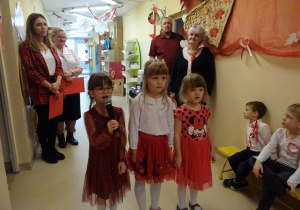 Na zdjęciu widać dzieci na uroczystości.W naszym przedszkolu w dniu 12 Listopada obchodziliśmy Święto Odzyskania przez Polskę Niepodległości.