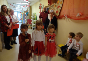 Na zdjęciu widać dzieci na uroczystości.W naszym przedszkolu w dniu 12 Listopada obchodziliśmy Święto Odzyskania przez Polskę Niepodległości.