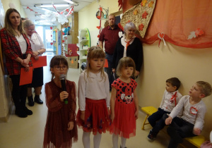 Na zdjęciu widać dzieci na uroczystości.W naszym przedszkolu w dniu 12 Listopada obchodziliśmy Święto Odzyskania przez Polskę Niepodległości.