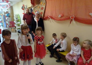 Na zdjęciu widać dzieci na uroczystości.W naszym przedszkolu w dniu 12 Listopada obchodziliśmy Święto Odzyskania przez Polskę Niepodległości.