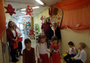 Na zdjęciu widać dzieci na uroczystości.W naszym przedszkolu w dniu 12 Listopada obchodziliśmy Święto Odzyskania przez Polskę Niepodległości.