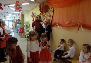 Na zdjęciu widać dzieci na uroczystości.W naszym przedszkolu w dniu 12 Listopada obchodziliśmy Święto Odzyskania przez Polskę Niepodległości.