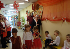 Na zdjęciu widać dzieci na uroczystości.W naszym przedszkolu w dniu 12 Listopada obchodziliśmy Święto Odzyskania przez Polskę Niepodległości.