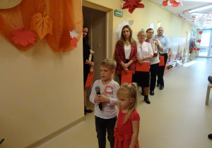 Na zdjęciu widać dzieci na uroczystości.W naszym przedszkolu w dniu 12 Listopada obchodziliśmy Święto Odzyskania przez Polskę Niepodległości.