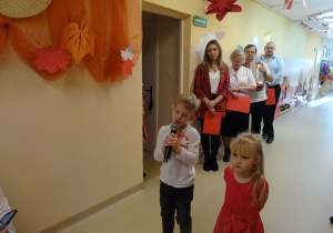 Na zdjęciu widać dzieci na uroczystości.W naszym przedszkolu w dniu 12 Listopada obchodziliśmy Święto Odzyskania przez Polskę Niepodległości.